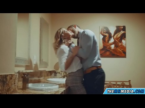 ❤️ När en bystig blondin förför dig på en offentlig toalett Pornvideo at sv.libporno.ru ❌
